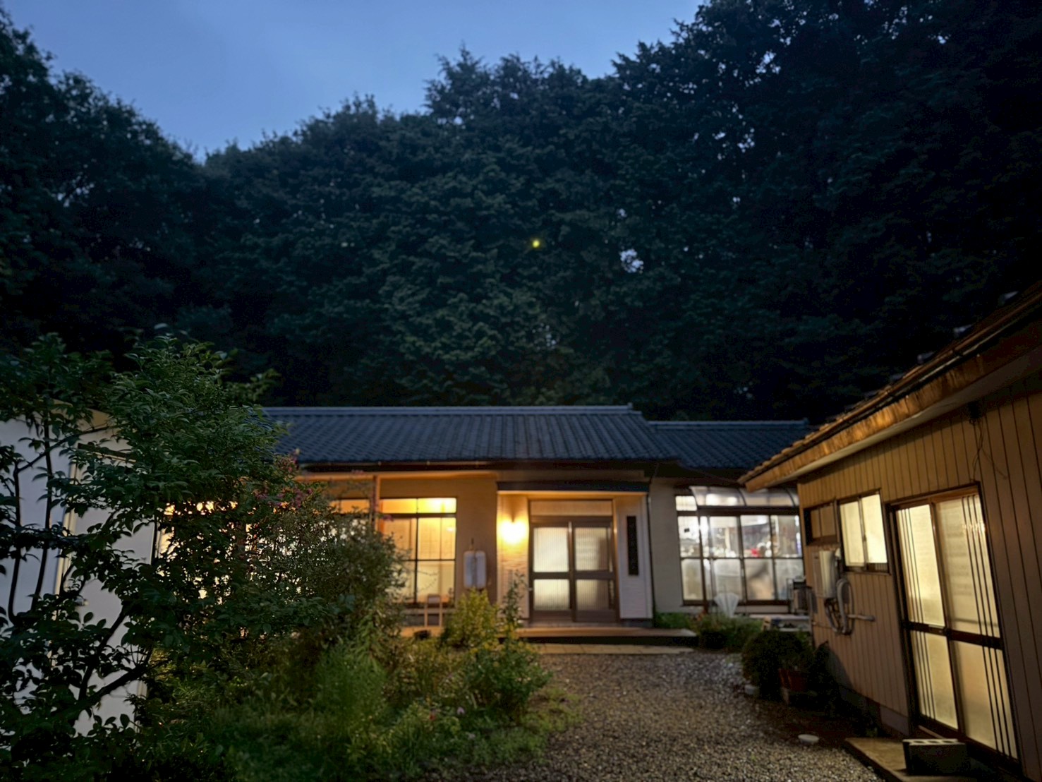静寂に包まれる夜の研修所